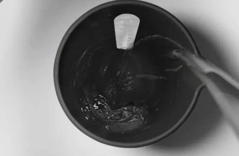 BLIM PLUS Dzbanek z miarką 0,5 l czarny