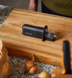 FISKARS CONTROL+ Komplet 2 noży + ostrzałka ceramiczna Roll-Sharp / japońska stal nierdzewna