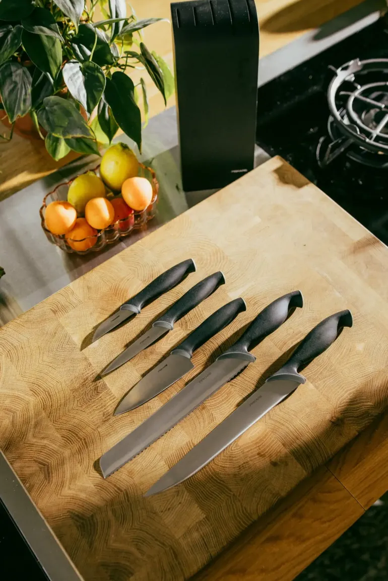 FISKARS CONTROL 1073023 Zestaw 5 noży kuchennych w czarnym bloku + Ostrzałka Essential
