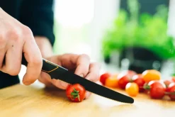 FISKARS EDGE 1003092 Nóż do pomidorów 13 cm / japońska stal nierdzewna