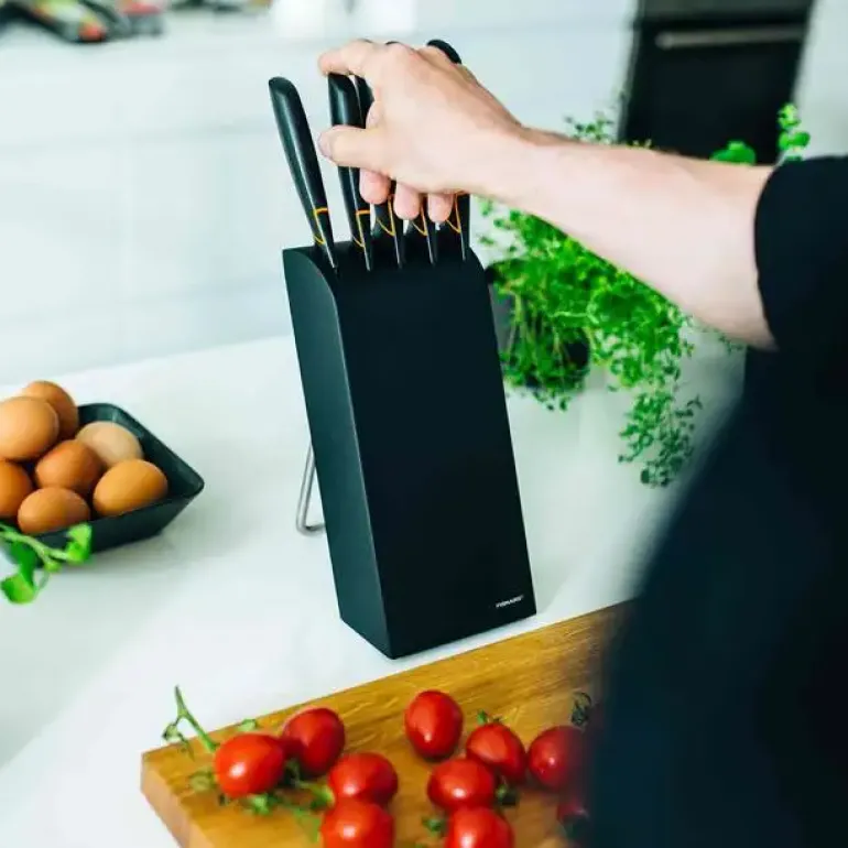 FISKARS EDGE 1003099 Zestaw 5 noży kuchennych w bloku czarnym / stal 420J2 / czarne ostrza + OSTRZAŁKA Essential