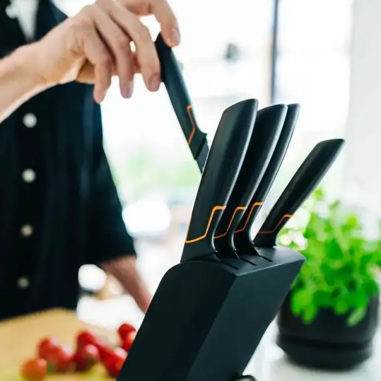 FISKARS EDGE 1003099 Zestaw 5 noży kuchennych w bloku czarnym / stal 420J2 / czarne ostrza + OSTRZAŁKA Essential