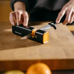 FISKARS FUNCTIONAL FORM 1057555 Komplet 3 noży w bloku czarnym + ostrzałka Fiskars Edge