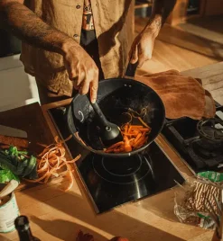 FISKARS FUNCTIONAL FORM Komplet patelni 20, 24, 28 cm + pokrywki silikonowe TADAR + Wok / powłoka Ceratec™