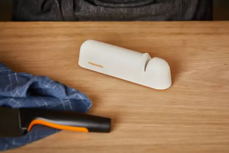 FISKARS FUNCTIONAL FORM 1014214 Ostrzałka do noży ROLL-SHARP / biała