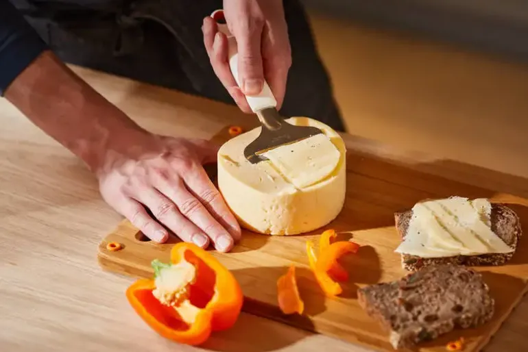 FISKARS FUNCTIONAL FORM 1016128 Skrawak do sera miękkiego / stal nierdzewna