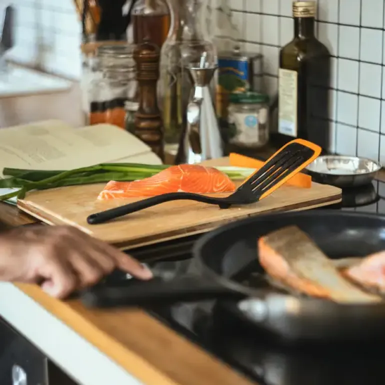 FISKARS FUNCTIONAL FORM 1079964 Szpatuła do przewracania 29,5 cm / tworzywo sztuczne