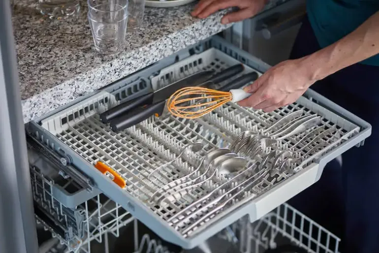 FISKARS FUNCTIONAL FORM 1023613 Trzepaczka z silikonowymi końcami / tworzywo sztuczne