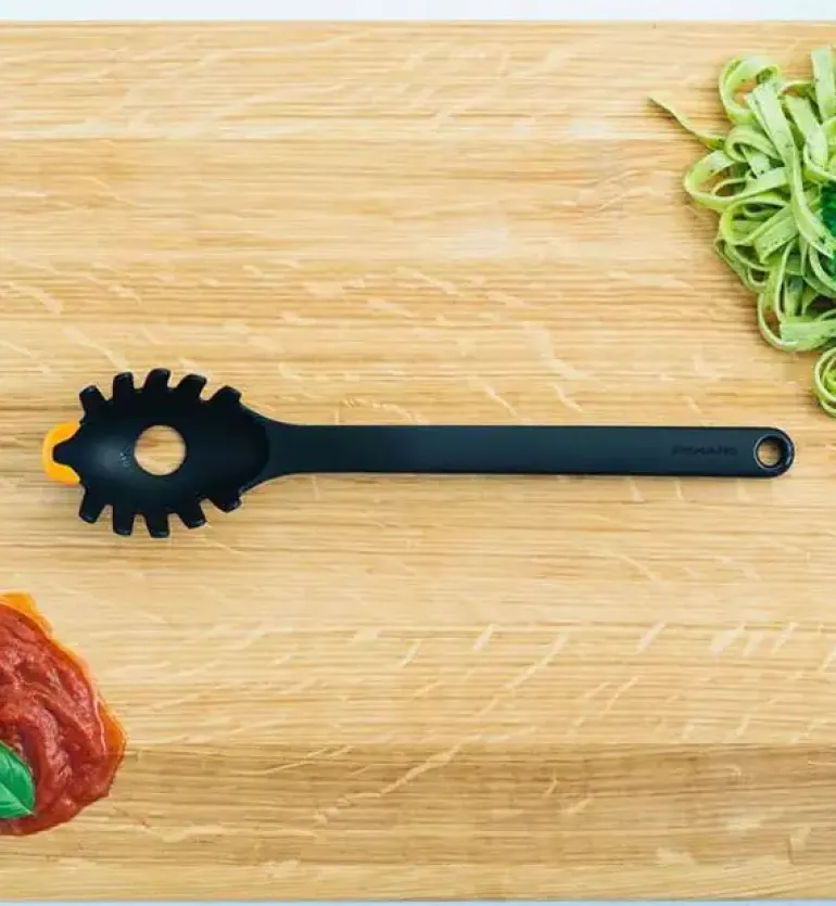 FISKARS FUNCTIONAL FORM 1027301 Łyżka do makaronu 30 cm / tworzywo sztuczne