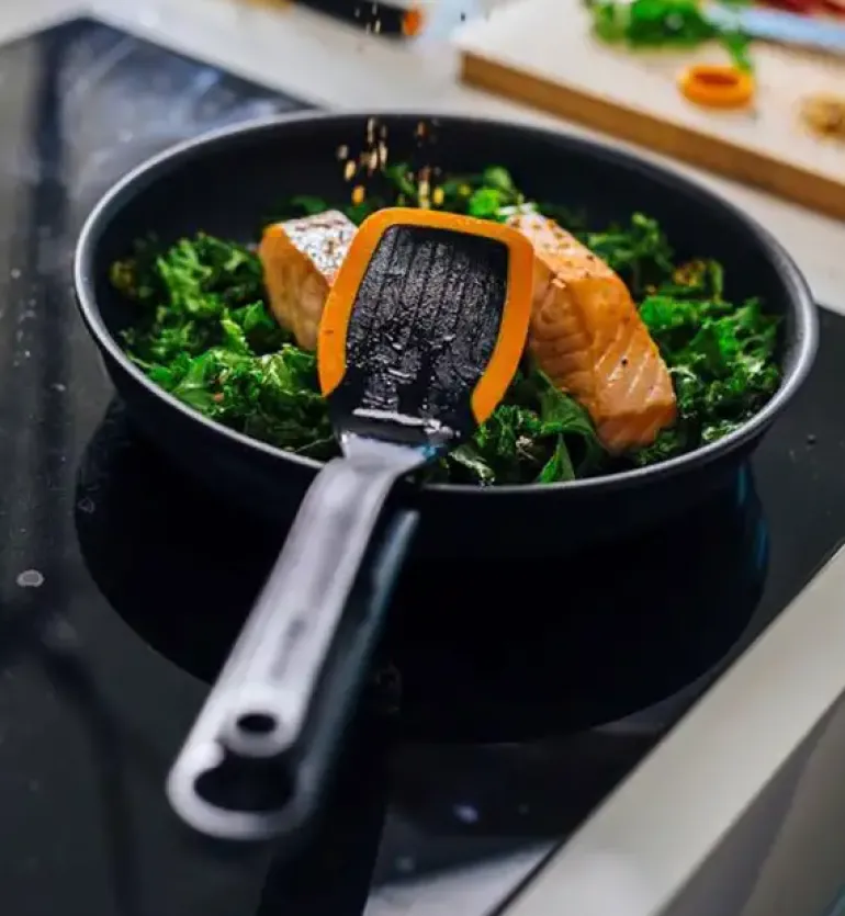 FISKARS KITCH'N 1055650 Patelnia 28 cm + pokrywka TADAR / powłoka nieprzywierająca