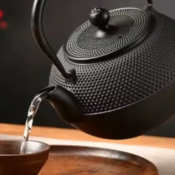 HAGE Czajnik żeliwny 900 ml zestaw z zaparzaczem, podgrzewaczem i stojakiem + cztery czarki czarny