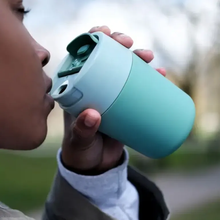 WYPRZEDAŻ! JOSEPH JOSEPH Sipp Kubek podróżny 350 ml / jasnozielony